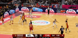 笑喷！比利时女篮球员冲撞张子宇，结果自己人仰马翻受伤离场